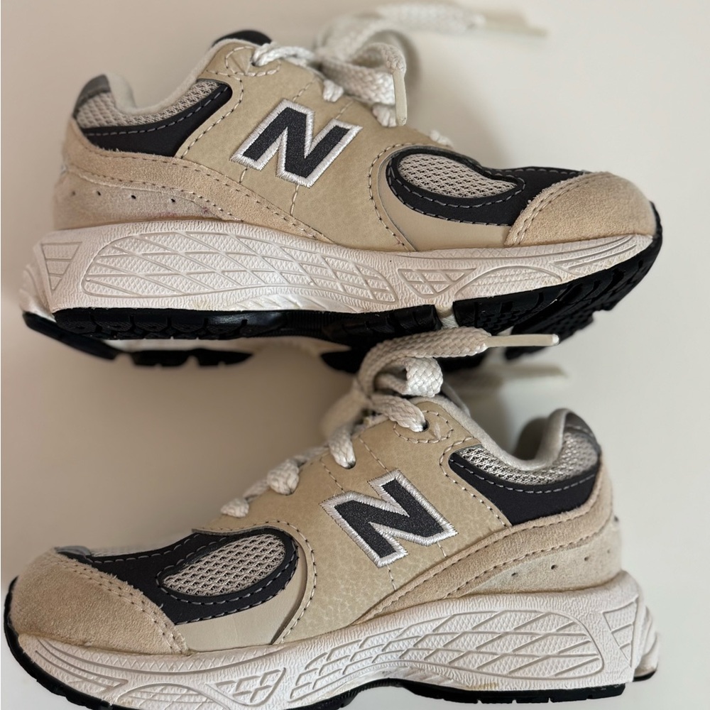 New Balance Kids Beige and Black Sneakers “SANDSTONE MAGNET” 2002R